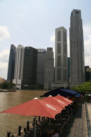 image Terrazas frente a rascacielos en Boat Quay, Singapur
