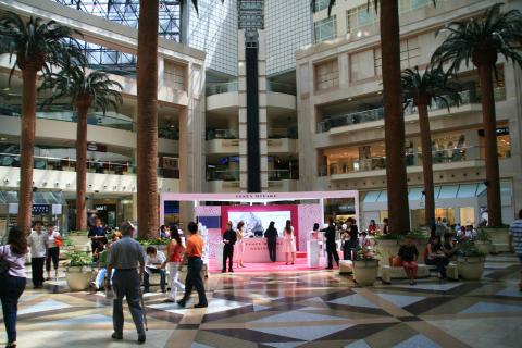 image Interior de centro comercial en Singapur