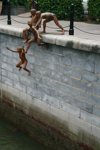 image Detalle de la escultura "La nueva generación", de Chong Fat Cheong, Singapur