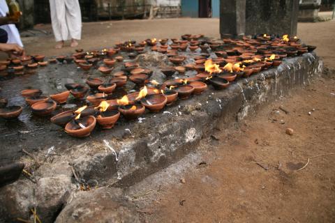 image Ofrendas de luz en Anuradhapura, Sri Lanka