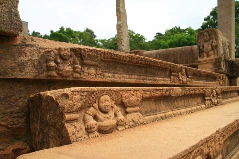 image Escaleras de acceso al palacio de Mahasena, Anuradhapura, Sri Lanka