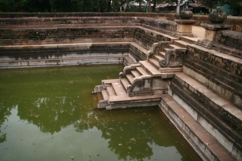 image Acceso a un estanque, Anuradhapura, Sri Lanka