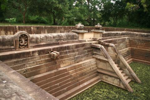 image Acceso a un estanque, Anuradhapura, Sri Lanka