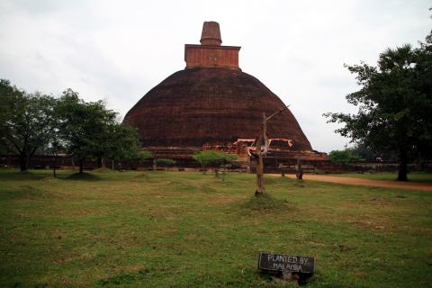 image Gran Pagoda de Jetavaranama, Anuradhapura, Sri Lanka