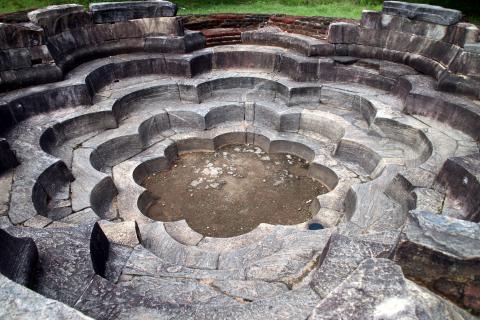 image Estanque en forma de flor de loto, Polonnaruwa, Sri Lanka