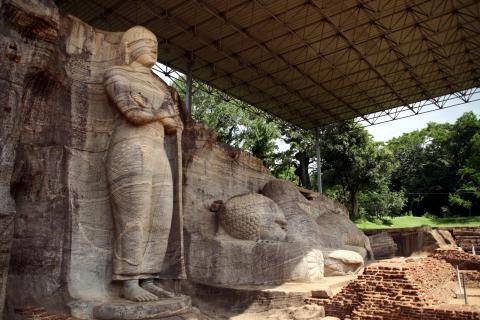 image Buda de pie y buda descansando de Gal Vihara, Polonnaruwa, Sri Lanka