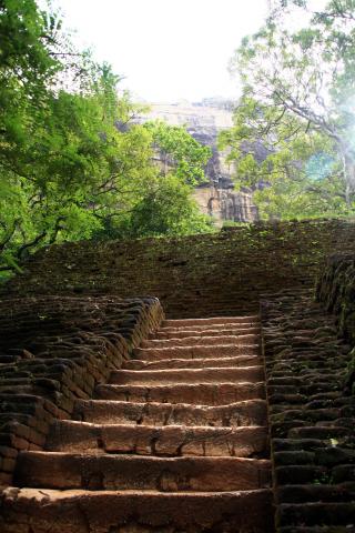 image Escaleras de piedra en la ciudad-roca, Sigiriya, Sri Lanka