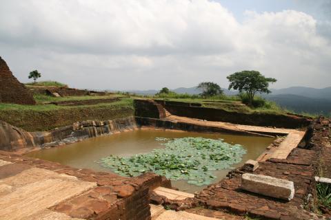 image Estanque en la plataforma superior de la ciudad-roca de Sigiriya, Sri Lanka