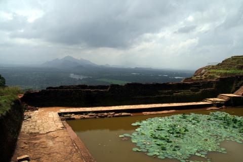 image Vista desde un estanque de la ciudad-roca de Sigiriya, Sri Lanka