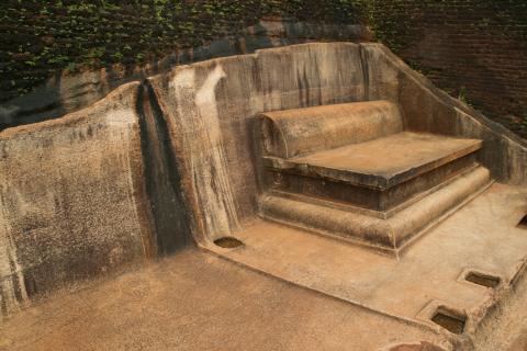 image Banco tallado en la piedra de la ciudad-roca de Sigiriya, Sri Lanka