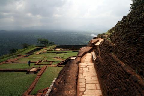 image Restos de edificaciones en terrazas, ciudad-roca de Sigiriya, Sri Lanka