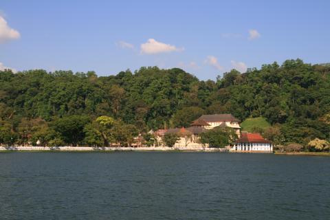 image Vista general del Templo del Diente de Buda, Kandy, Sri Lanka