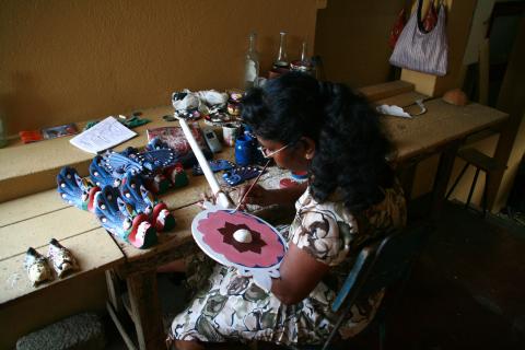 image Mujer pintando una máscara en Ambalangoda, Sri Lanka