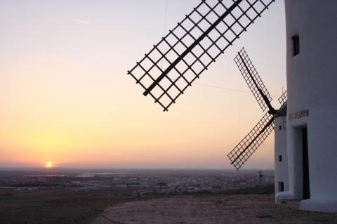 image Molinos de viento al atardecer, Alcázar de San Juan, Ciudad Real