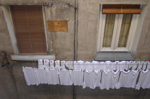 image Ropa tendida en un patio, Madrid