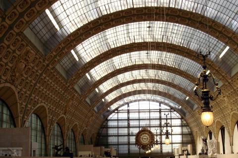 image Techumbre y reloj en el museo Orsay en París, Francia