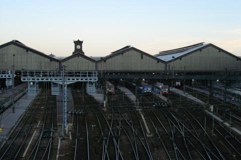 image Vías de tren y estación de San Lázaro en París, Francia
