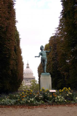 image Escultura "El actor griego" en los jardines de Luxemburgo en París, Francia