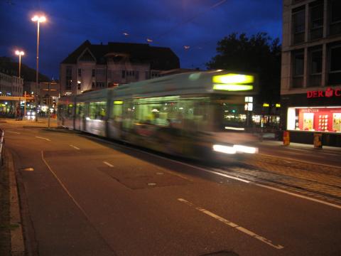 image Tranvía nocturno en Friburgo de Brisgovia, Alemania