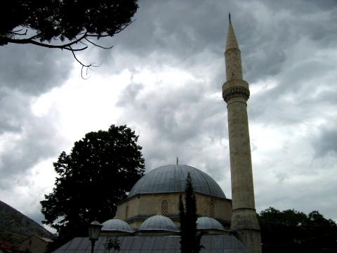 image Cúpulas y minarete de la mezquita de Mostar, Bosnia-Herzegovina