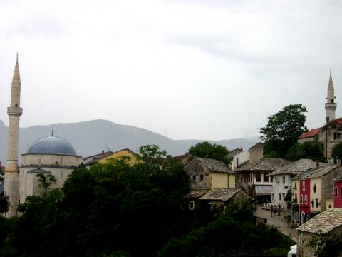 image Vista general de la ciudad vieja y minaretes, Mostar, Bosnia-Herzegovina