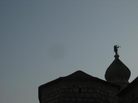 image Cúpula con arcángel, ciudad de Krk, Croacia