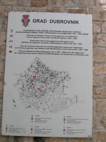 image Cartel sobre los daños sufridos en la Guerra de los Balcanes, Dubrovnik, Croacia