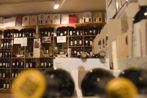 image Tienda de vinos en Peñafiel, Valladolid