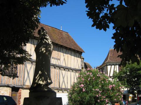 image Casas medievales y estatua de Cyrano en piedra, Bergerac, Francia