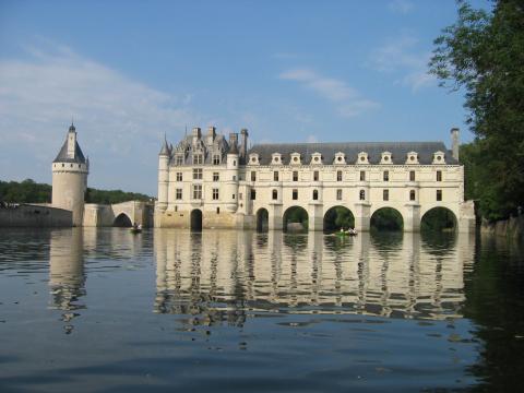 image Vista general del castillo de Chenonceaux desde el río Loira, Francia
