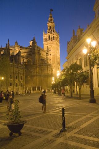 image Vista nocturna de la Giralda y la catedral de Sevilla
