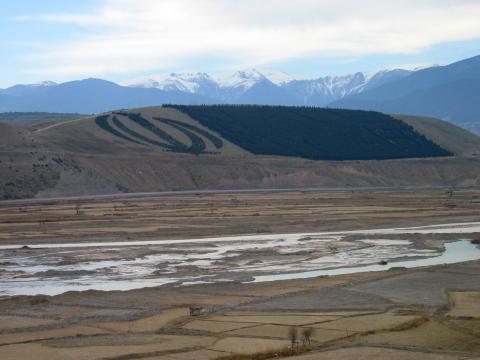 image Bandera en ladera de colina camino de Qazvin, Irán