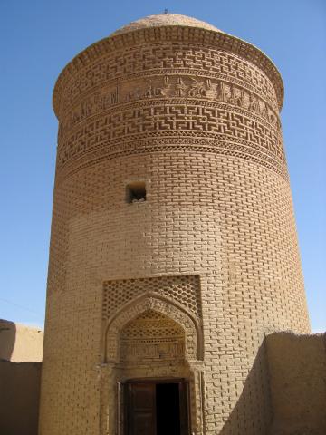 image Torre de Pir-e Alamdar, Damghan, Irán