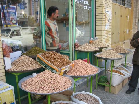 image Tienda de pistachos, Damghan, Irán