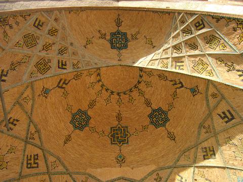 image Decoración del techo de un Iwan de la mezquita de Jomeini, Semnan, Irán