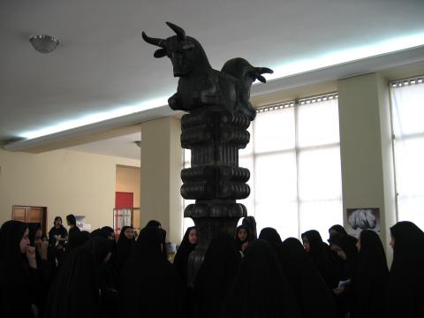 image Grupo de colegialas con la vestimenta obligatoria, Museo Arqueológico de Teherán, Irán