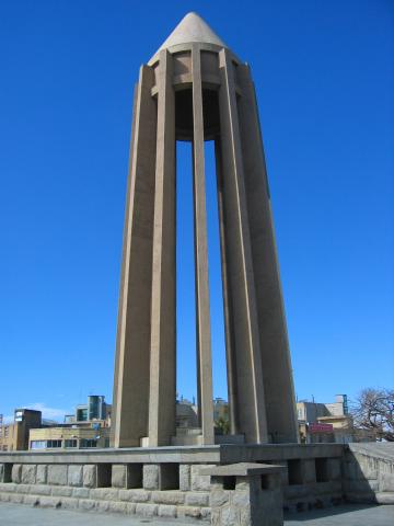 image Monumento funerario a Avicena, Hamedán, Irán
