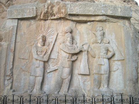 image Investidura del rey sasánida Ardashir II en Taq-e Bostan, Kermanshah, Irán