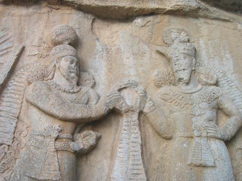 image Detalle de la investidura del rey sasánida Ardashir II en Taq-e Bostan, Kermanshah, Irán