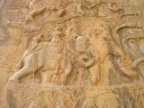 image Relieve con elefantes en Taq-e Bostan, Kermanshah, Irán