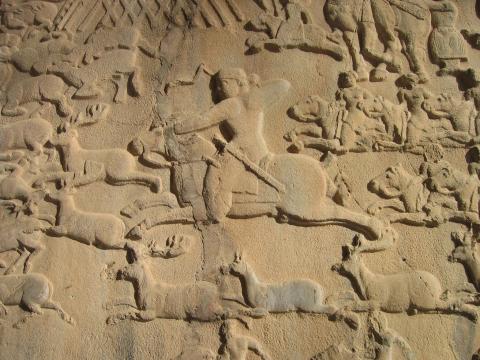 image Detalle de relieve con escena de cacería en Taq-e Bostan, Kermanshah, Irán