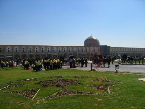 image Excursión de un colegio femenino en la Plaza del Imam, Isfahán, Irán