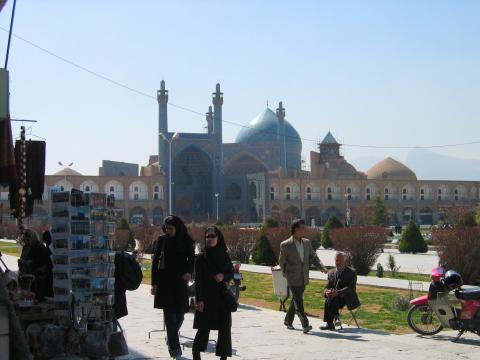 image Transeúntes en la Plaza del Imam, Isfahán, Irán