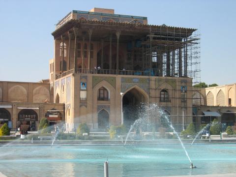 image Fachada principal del Palacio Ali Qapu, Isfahán, Irán