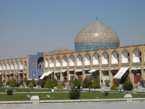 image Tiendas de artesanía junto a la mezquita de Sheikh Lotfollah, Isfahán, Irán