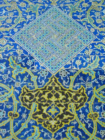 image Azulejos pintados con figuras geométricas y florales en el interior de la mezquita del Imam, Isfahán, Irán