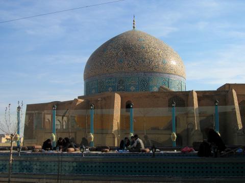 image Restaurante frente a la cúpula de la mezquita de Sheikh Lotfollah, Isfahán, Irán