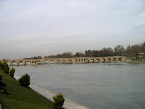 image Puente sobre el río Zayandeh, Isfahán, Irán