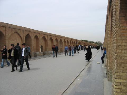 image Ambiente en el puente Sio-Seh Pol, Isfahán, Irán