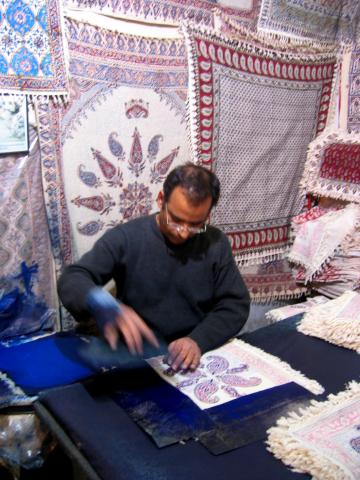 image Artesano textil en el bazar de Isfahán, Irán